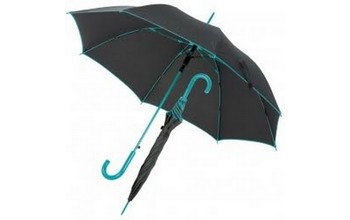 Czarny parasol o wyjątkowym designie